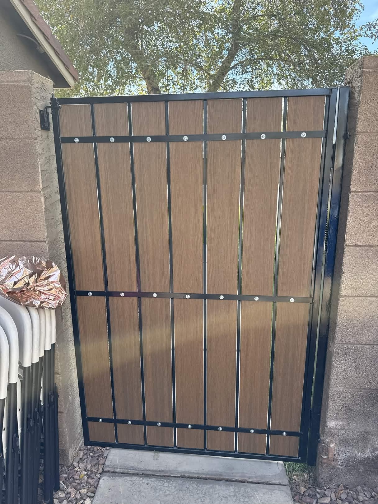 Single Side Gate
