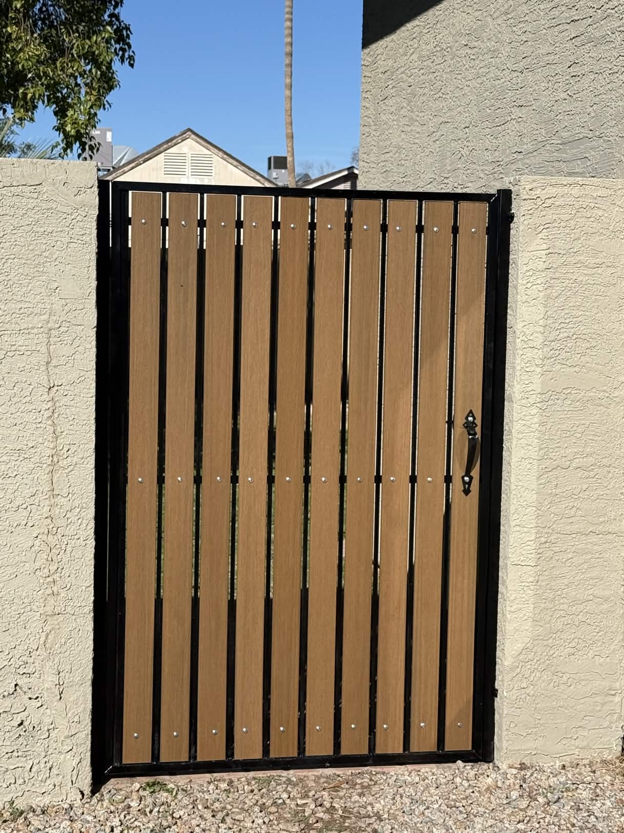 Single Side Gate