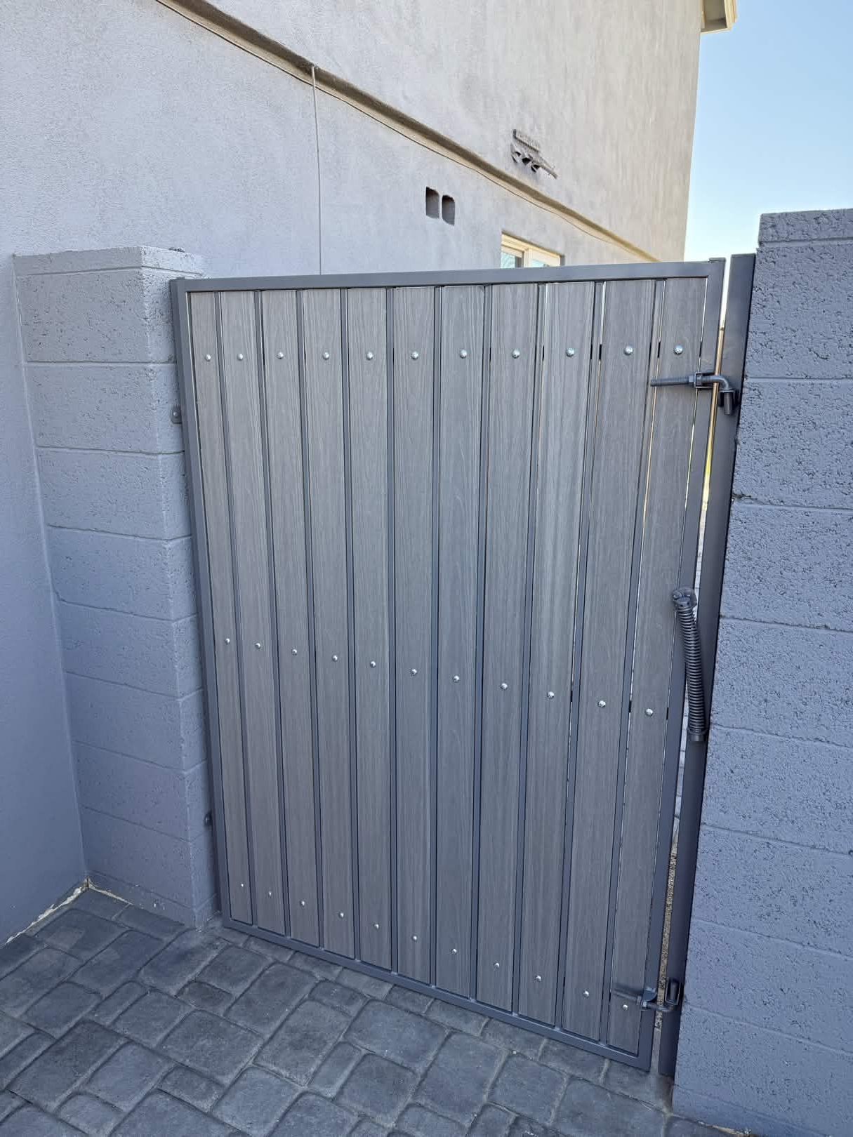 Single Side Gate